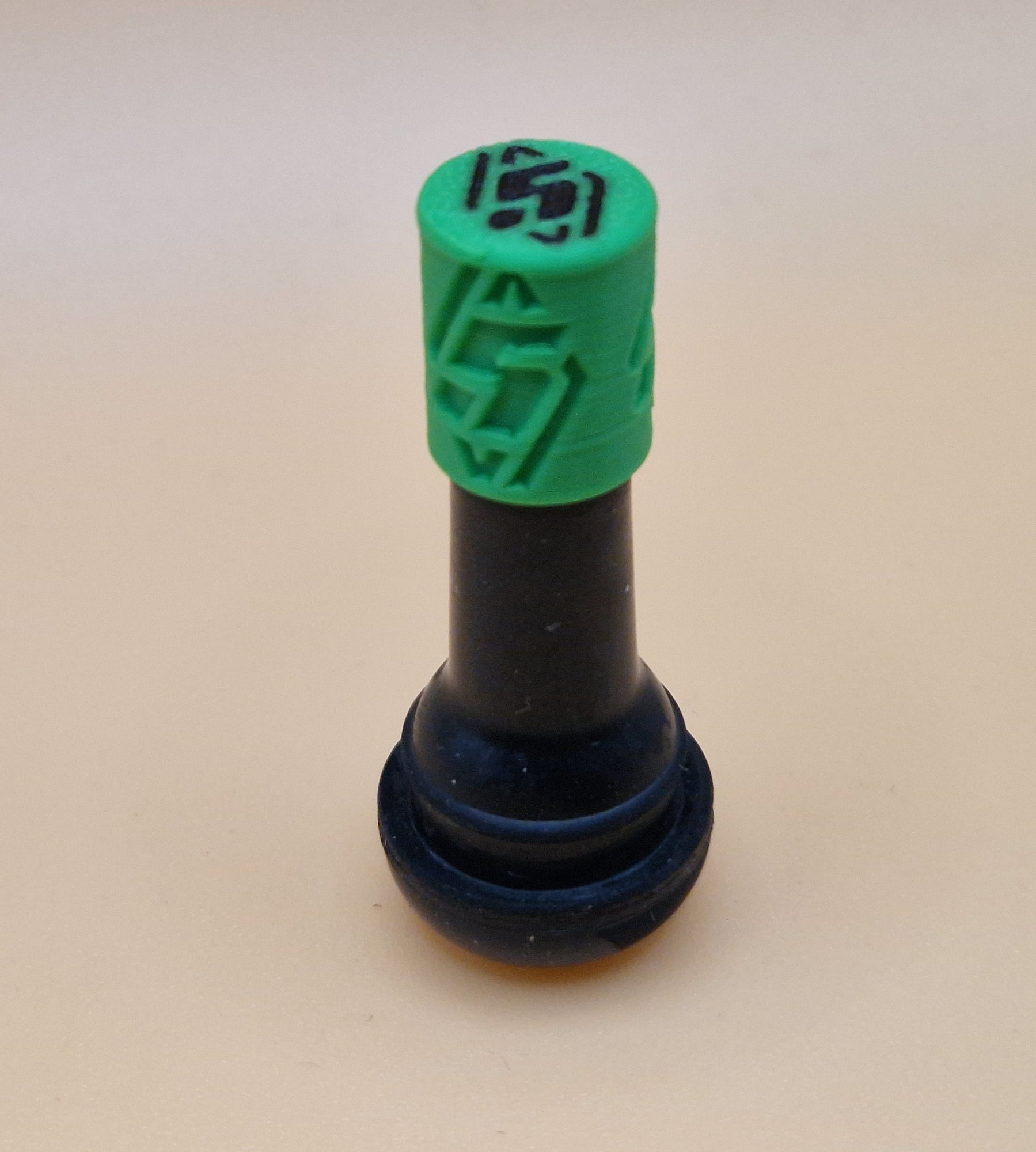 Renault 4 & 5 E-Tech tire valve caps – green and black