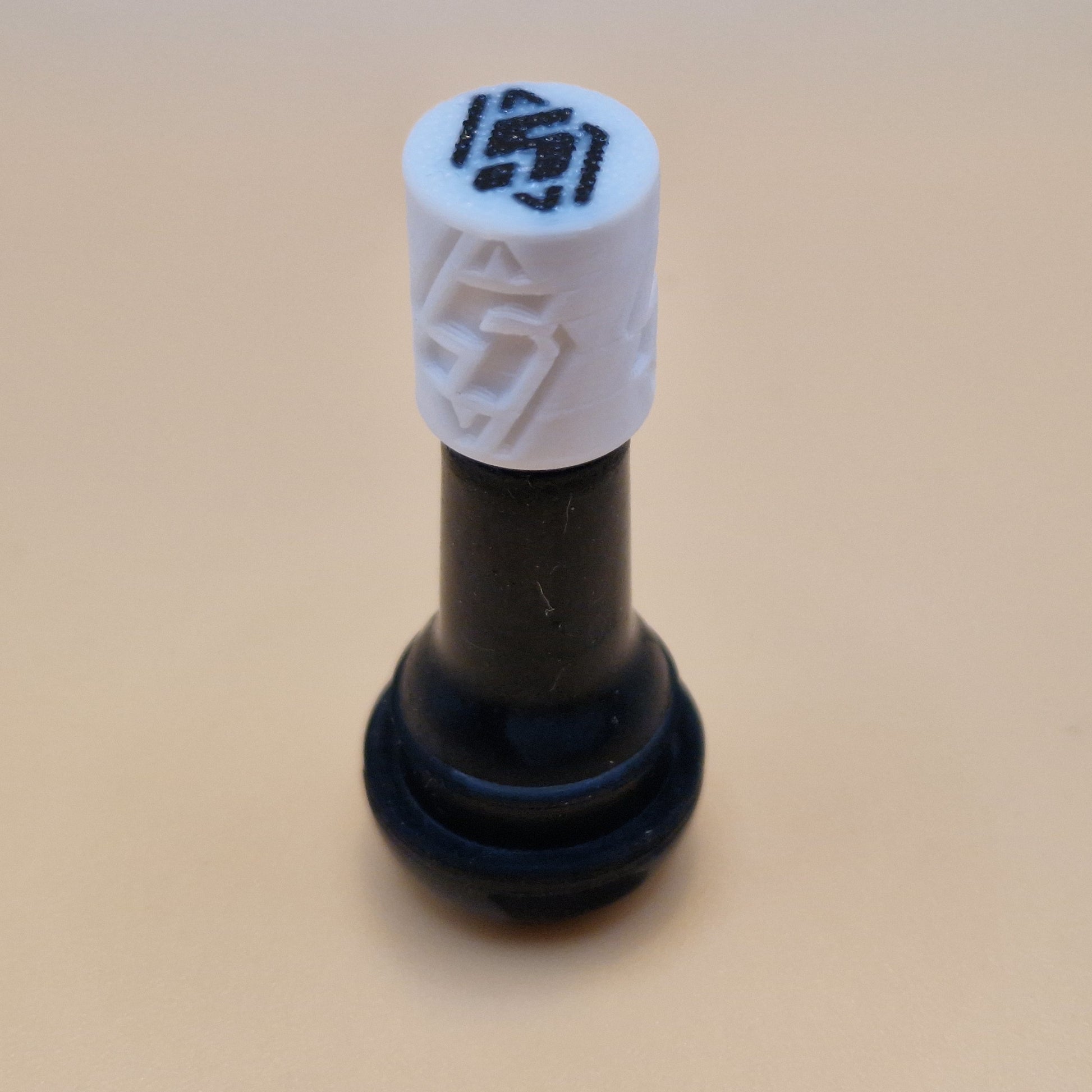 Renault 4 & 5 E-Tech tire valve caps – white and black