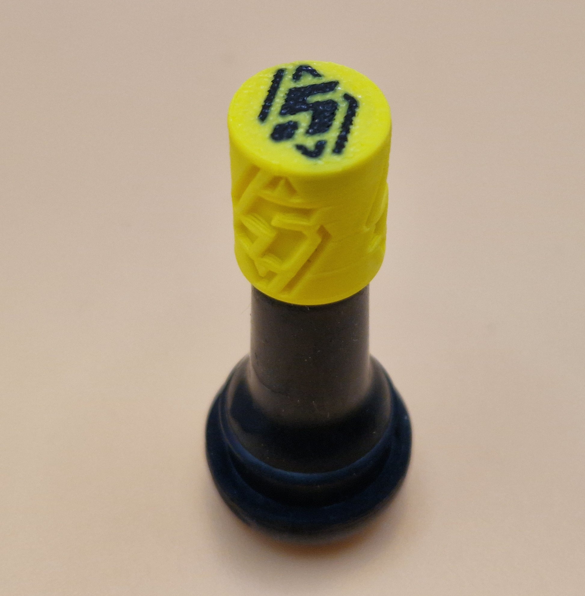 Renault 4 & 5 E-Tech tire valve caps – yellow and black